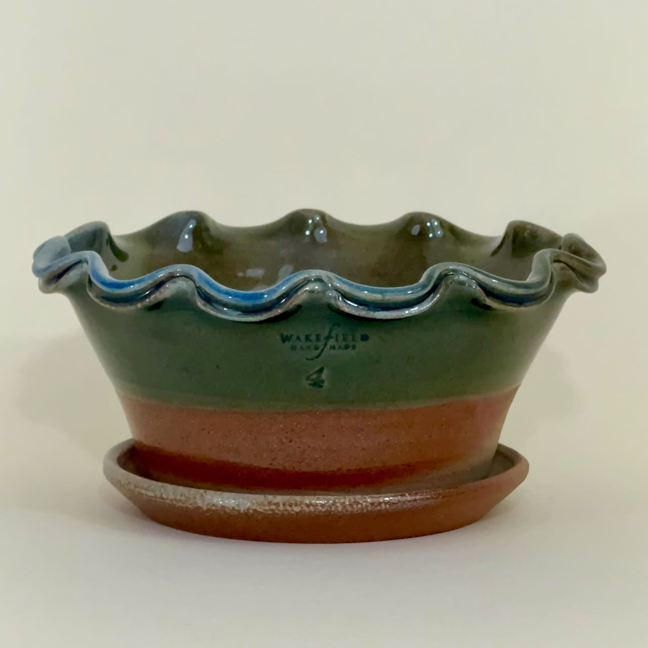 English Split Rim Scallop with Attached Saucer