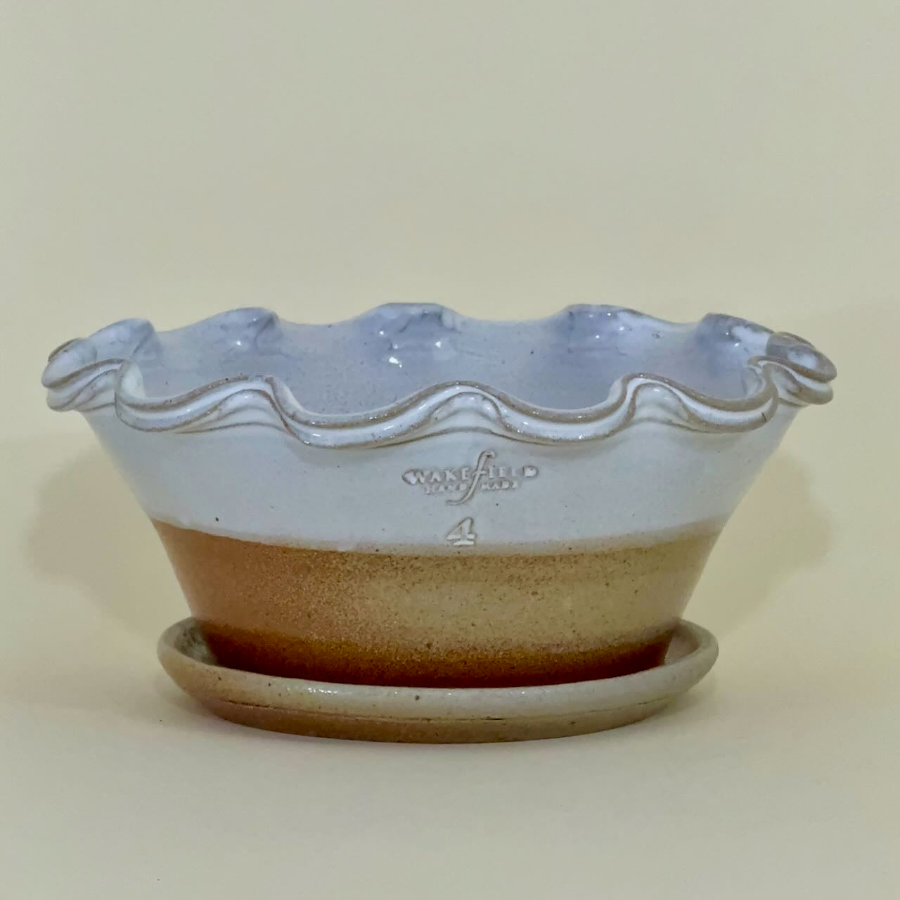 English Split Rim Scallop with Attached Saucer