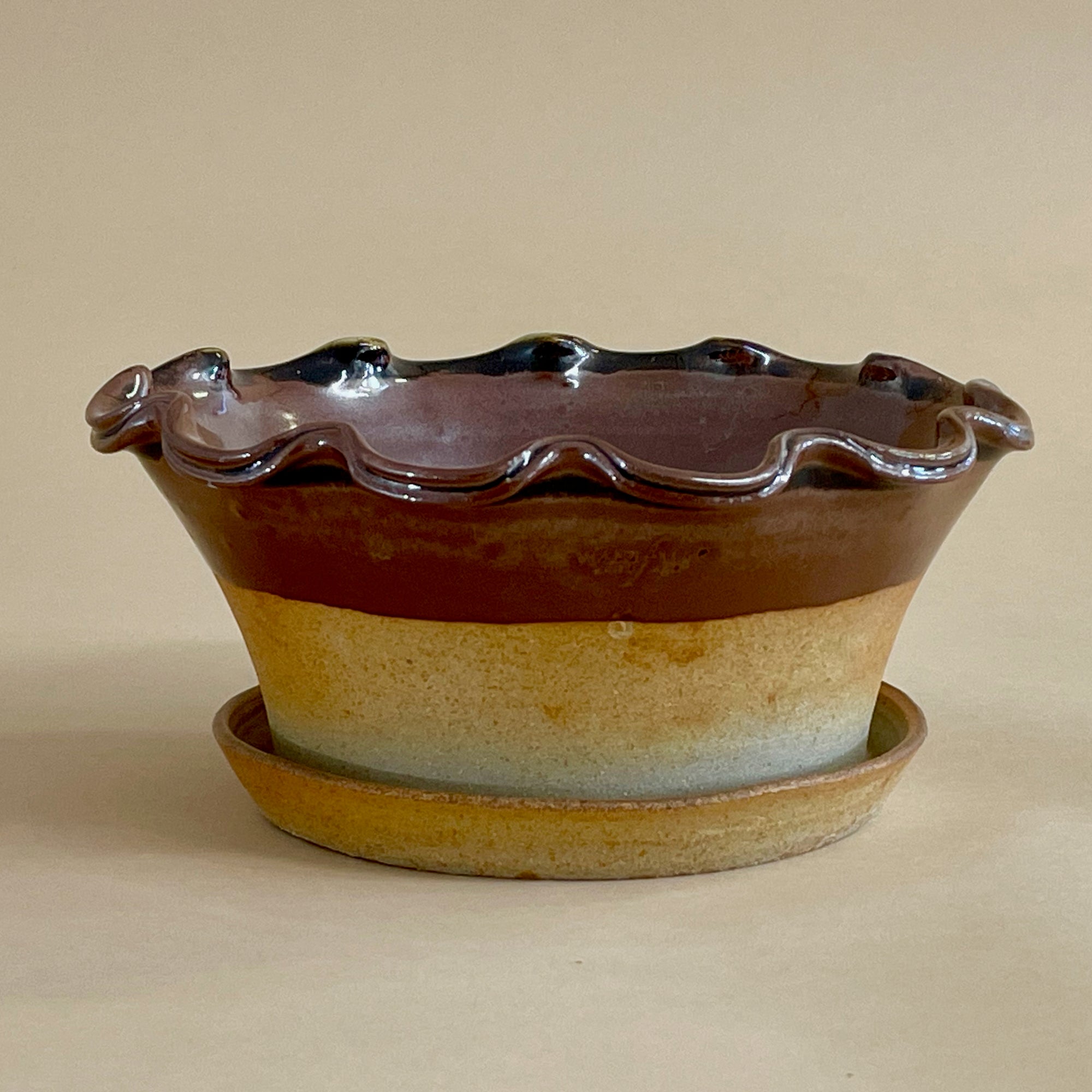 English Split Rim Scallop with Attached Saucer