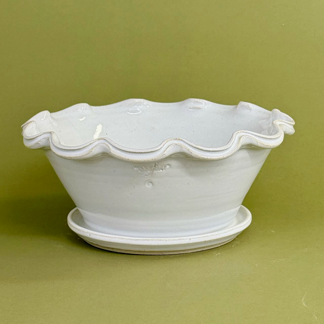 Glazed Stoneware English Split Rim Scallop with Attached Saucer